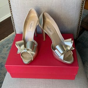 Valentino Garavani Bow Peep Toe Heels - Gold